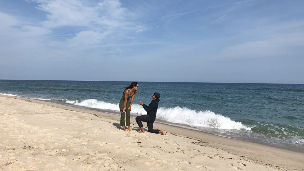 Fowler gets engaged on the beach